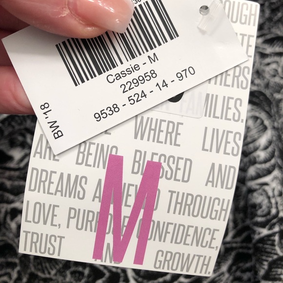 NWT🌹LulaRoe Cassie Blk/Wht Roses - Picture 2 of 2